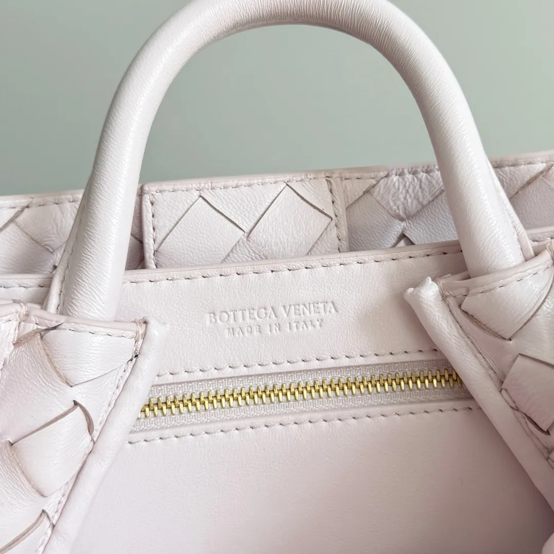 The new Andiamo batch of 3060 BV is shipped‼ ️The classic intercciato weaving process is used to create a soft bag, the metal knot is made of micro-cast aluminum using jewelry technology🪢, and the decorative beads are made of metal and hand-polished oak, allowing you to jump repeatedly between elegance and fun💃, making it unpredictable. Classic and versatile, it shows off your temperament, and the bag has a large capacity, making it very convenient for daily commuting! It has a variety of carrying methods, the shoulder straps can be adjusted by yourself, the original lambskin feels soft and delicate, and the unisex style breaks gender boundaries and brings a more practical and long-lasting use experience. The Andiamo, which has both elegant and casual styles, perfectly interprets the "fashionable old money style". Style number: 743568+wood hardware Color: Happy Pink Size: 25*22*10.5cm